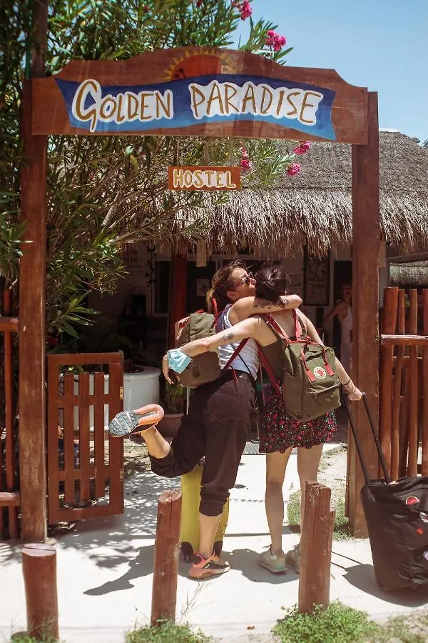 Golden Paradise Hostel Остров Холбокс