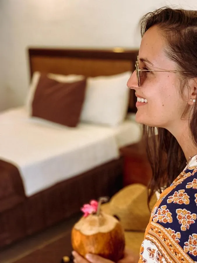 Golden Paradise Hostel Остров Холбокс