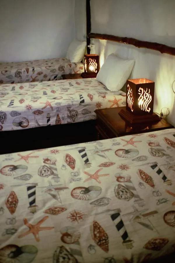 Golden Paradise Hostel Остров Холбокс